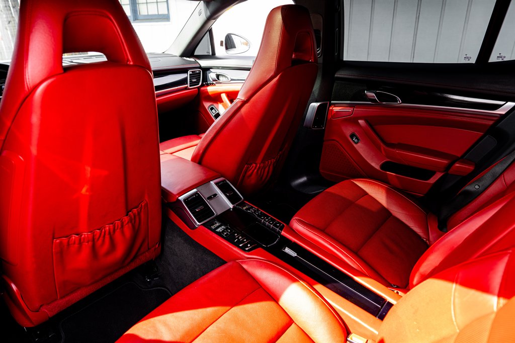 2016 Porsche Panamera 4 photo