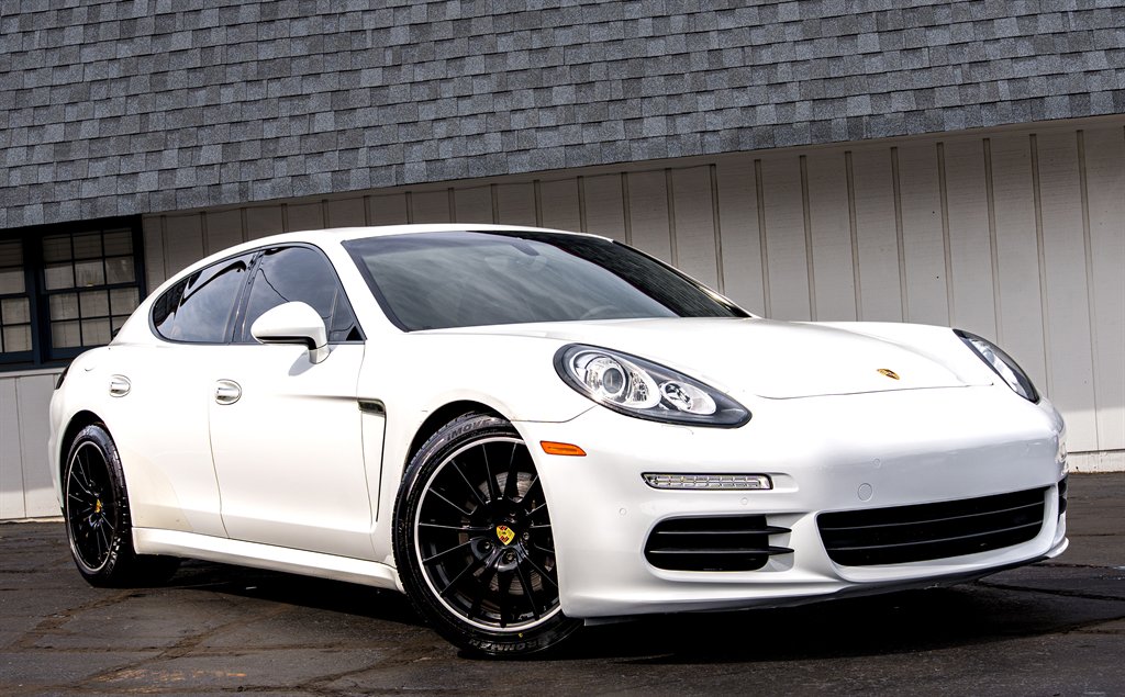 2016 Porsche Panamera 4 photo