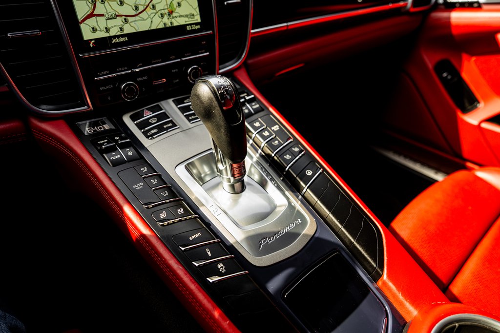 2016 Porsche Panamera 4 photo