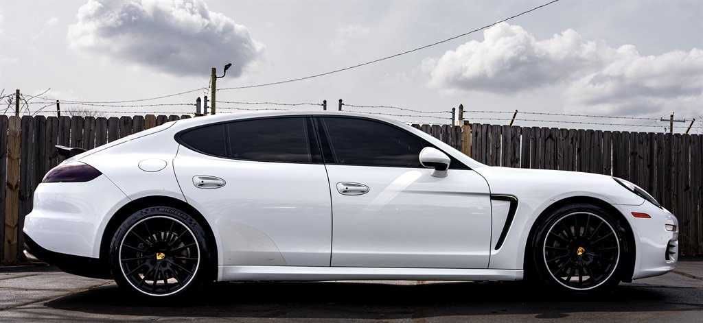 2016 Porsche Panamera 4 photo