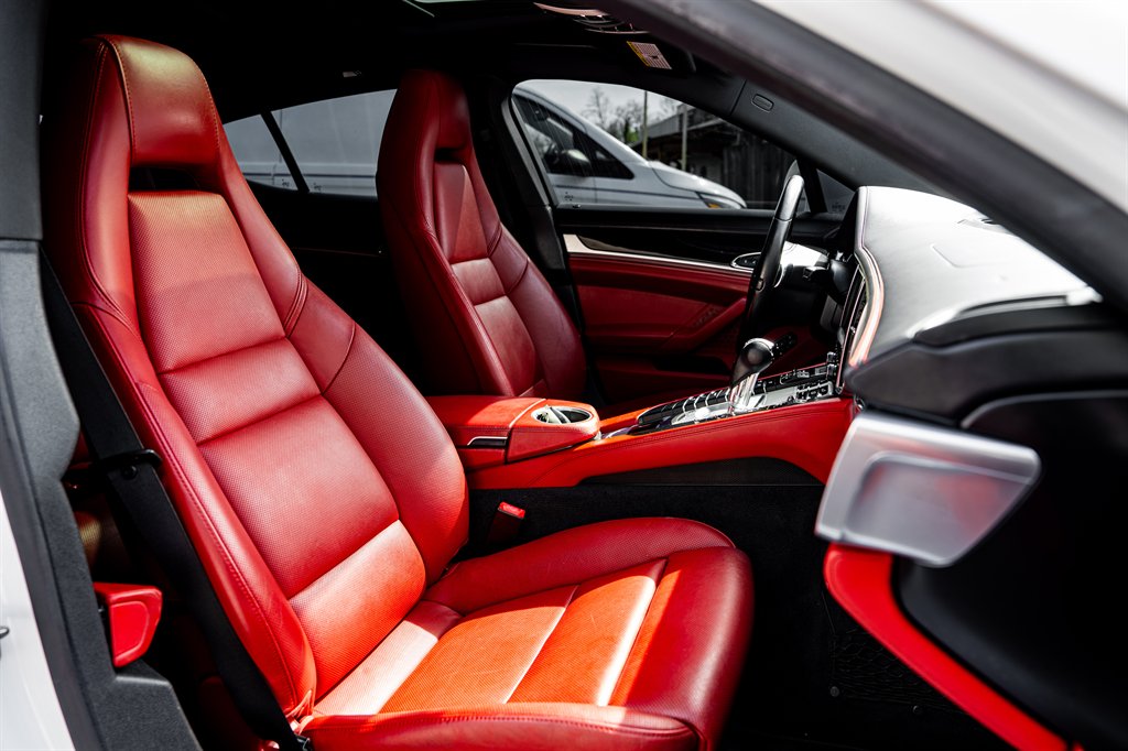 2016 Porsche Panamera 4 photo