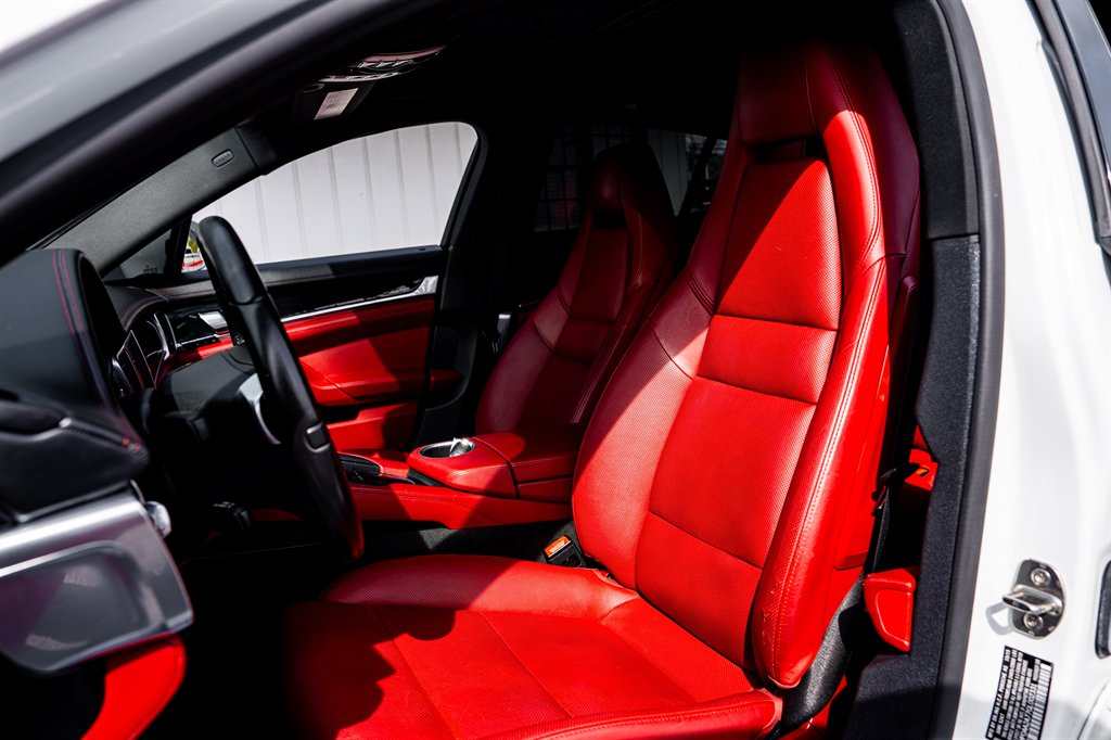 2016 Porsche Panamera 4 photo