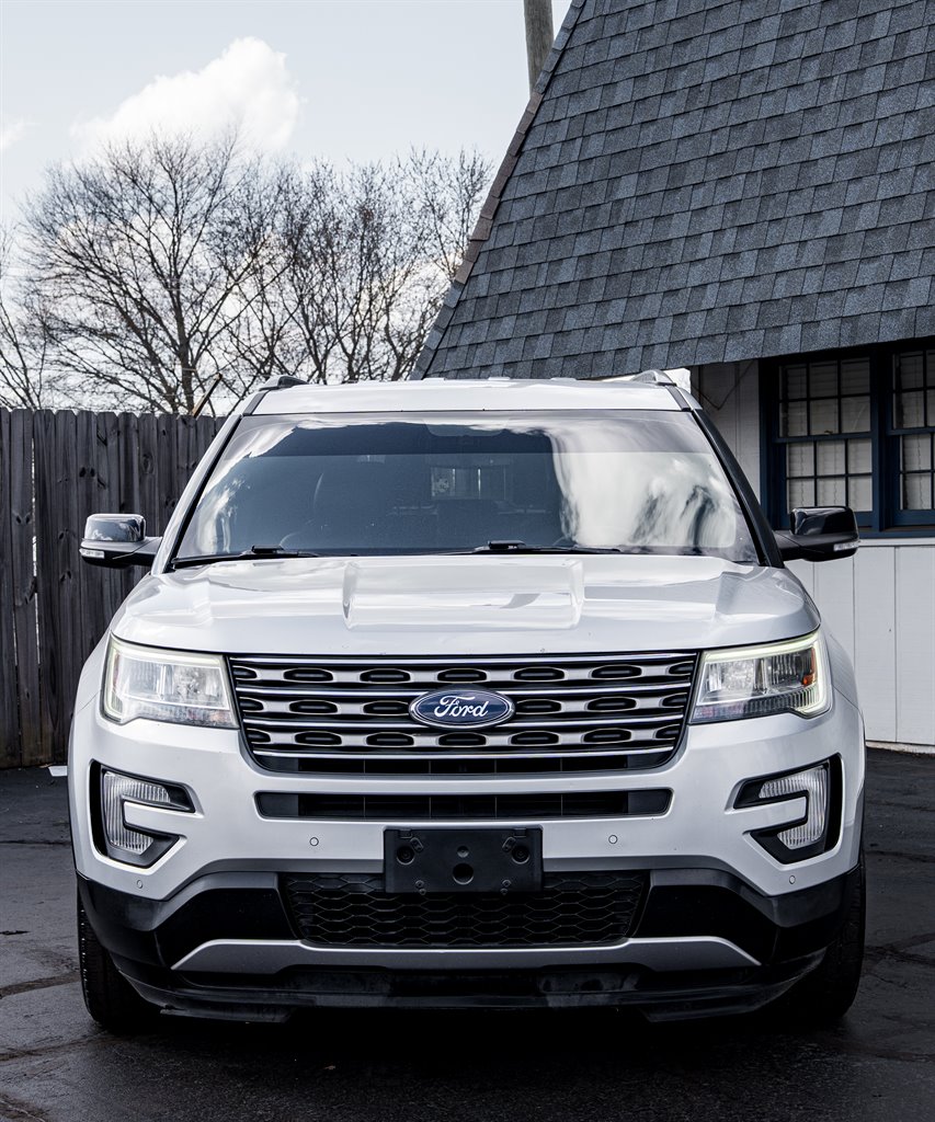 2017 Ford Explorer XLT photo