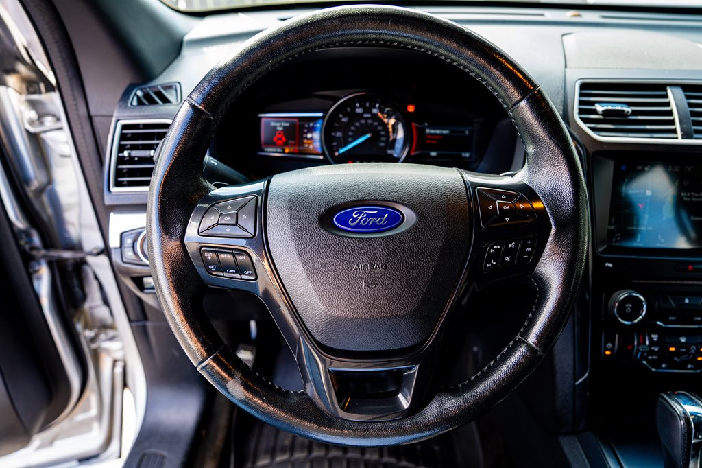 2017 Ford Explorer XLT photo