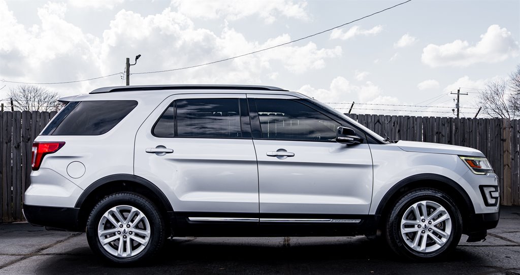 2017 Ford Explorer XLT photo