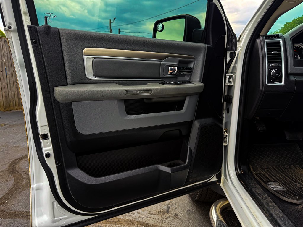 2016 RAM 1500 SLT photo