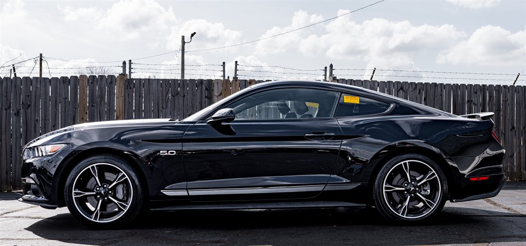 2017 Ford Mustang GT Premium photo
