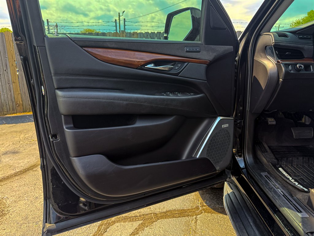 2020 Cadillac Escalade Luxury photo