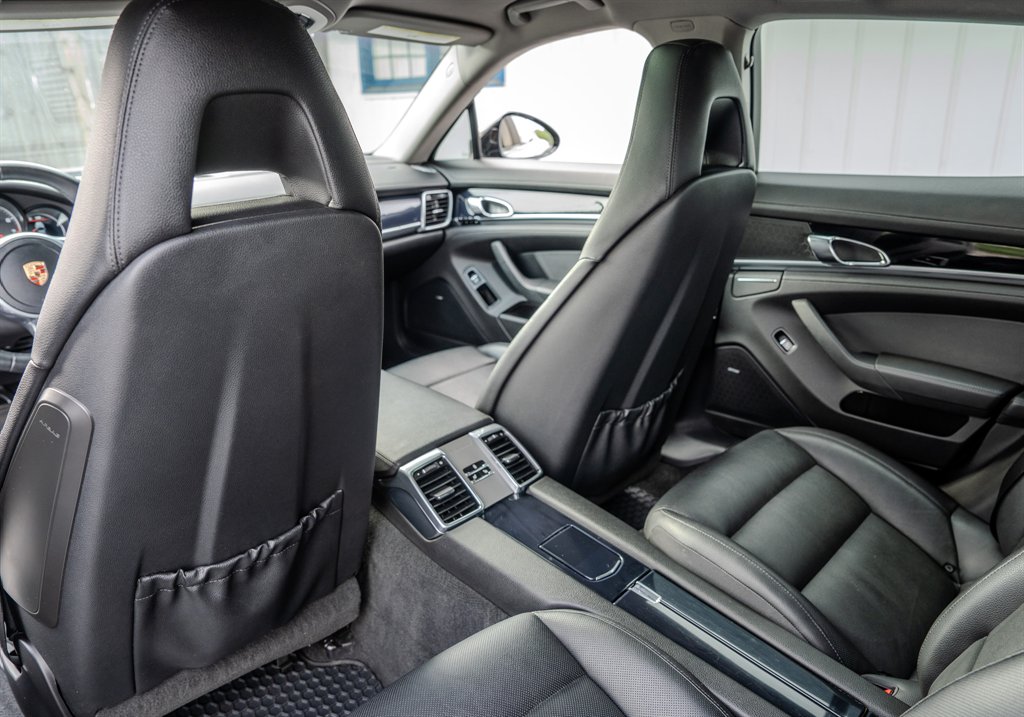 2013 Porsche Panamera 4 photo