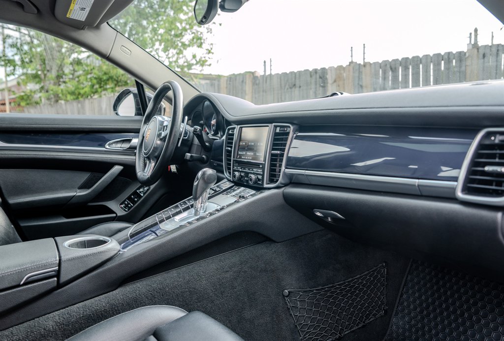 2013 Porsche Panamera 4 photo