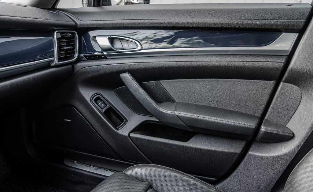 2013 Porsche Panamera 4 photo