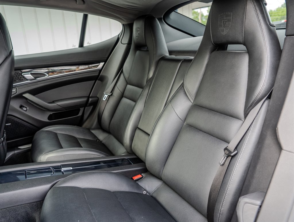 2013 Porsche Panamera 4 photo