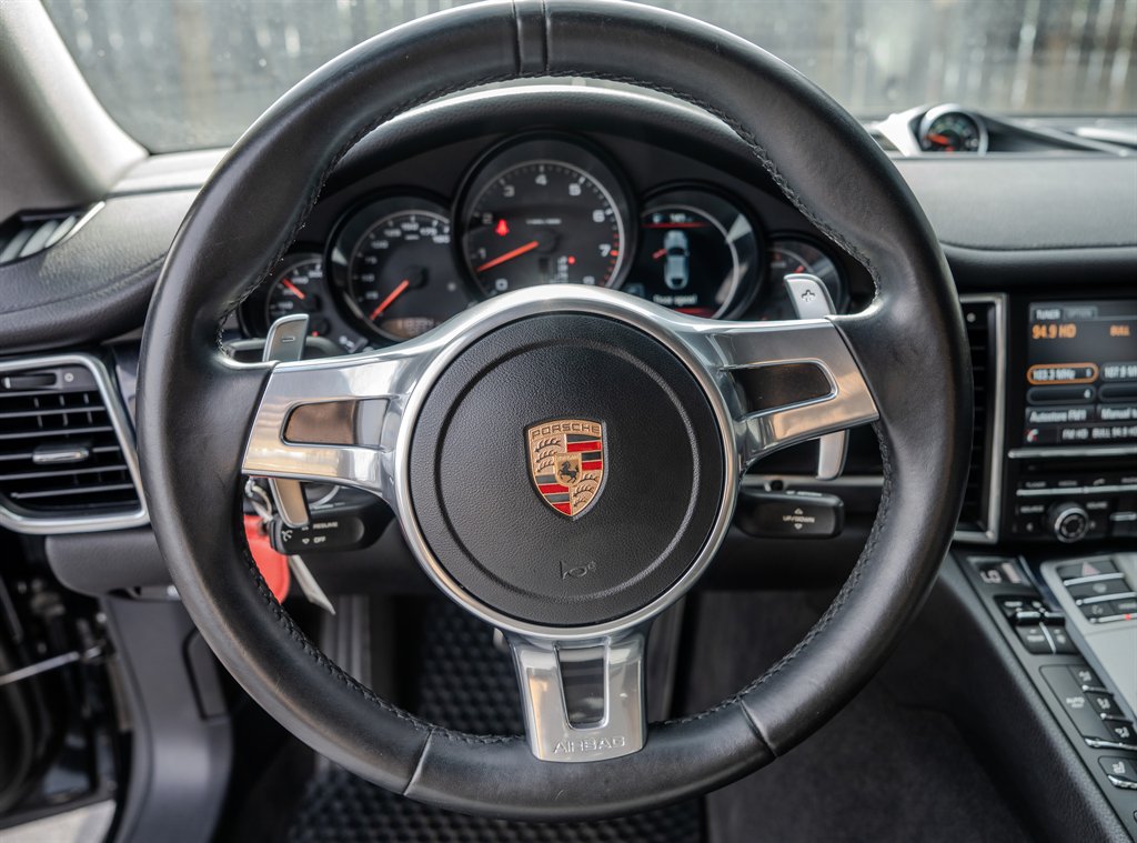 2013 Porsche Panamera 4 photo