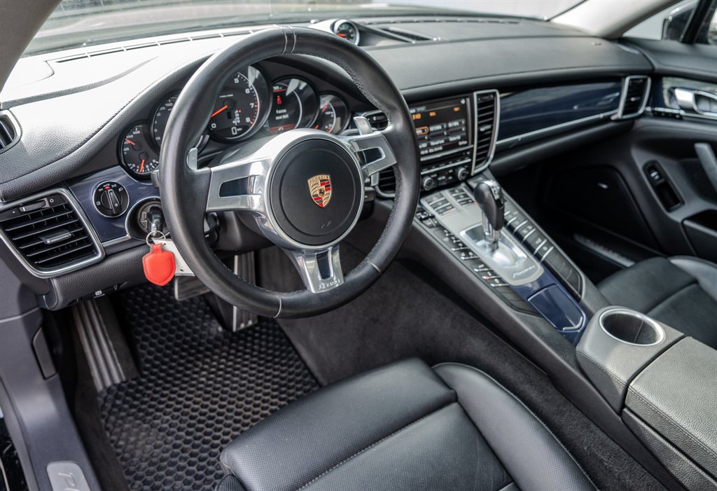 2013 Porsche Panamera 4 photo