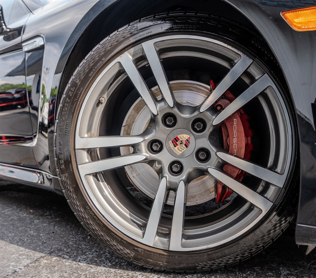 2013 Porsche Panamera 4 photo