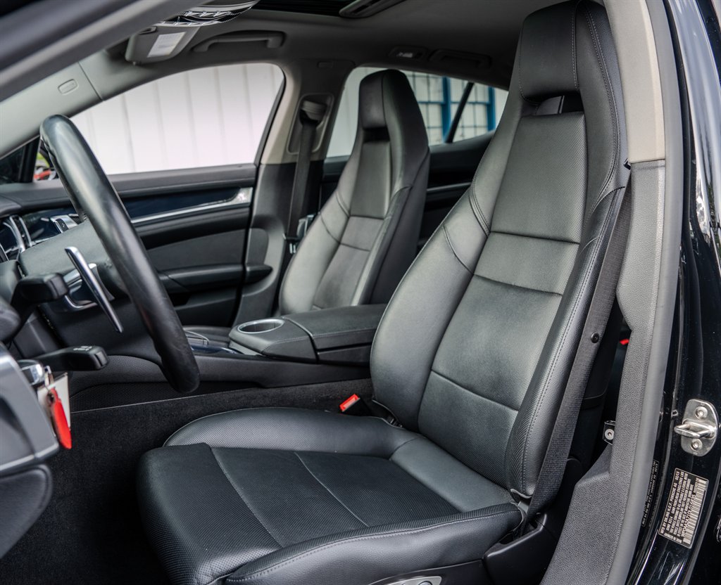 2013 Porsche Panamera 4 photo