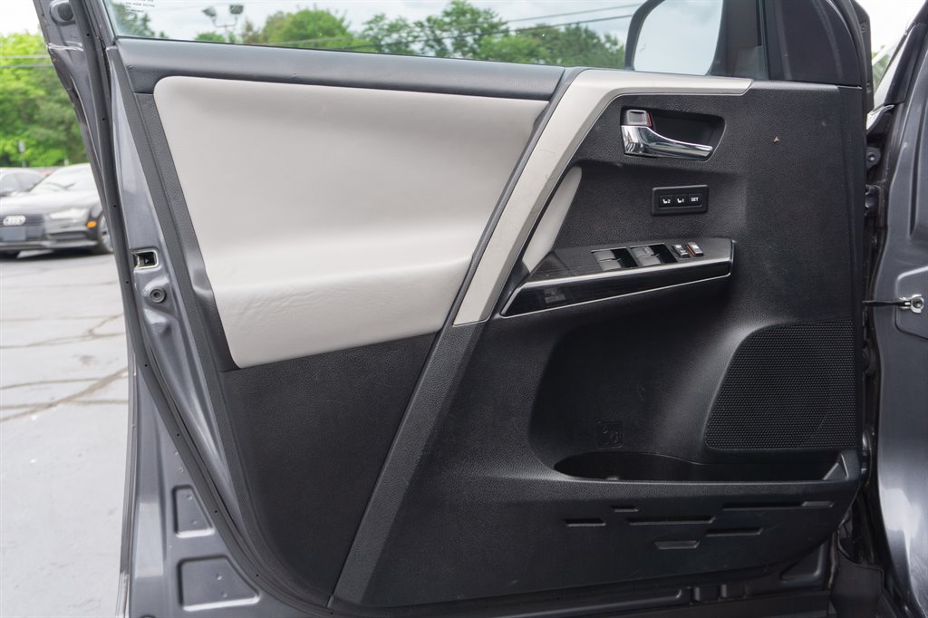 2016 Toyota RAV4 Limited photo