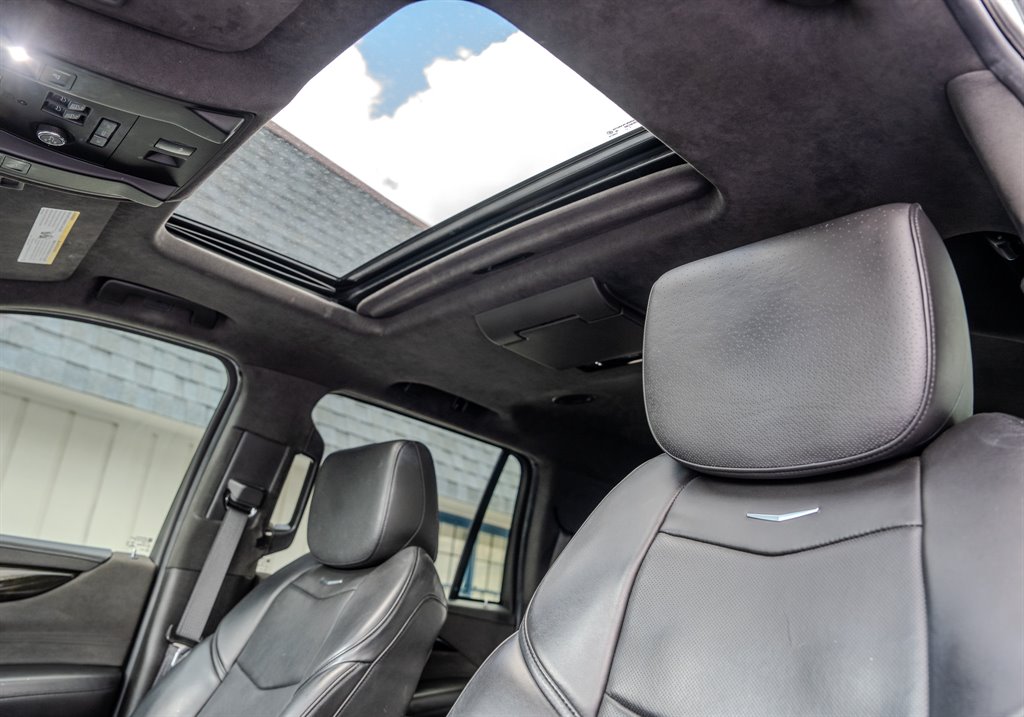 2018 Cadillac Escalade Platinum photo