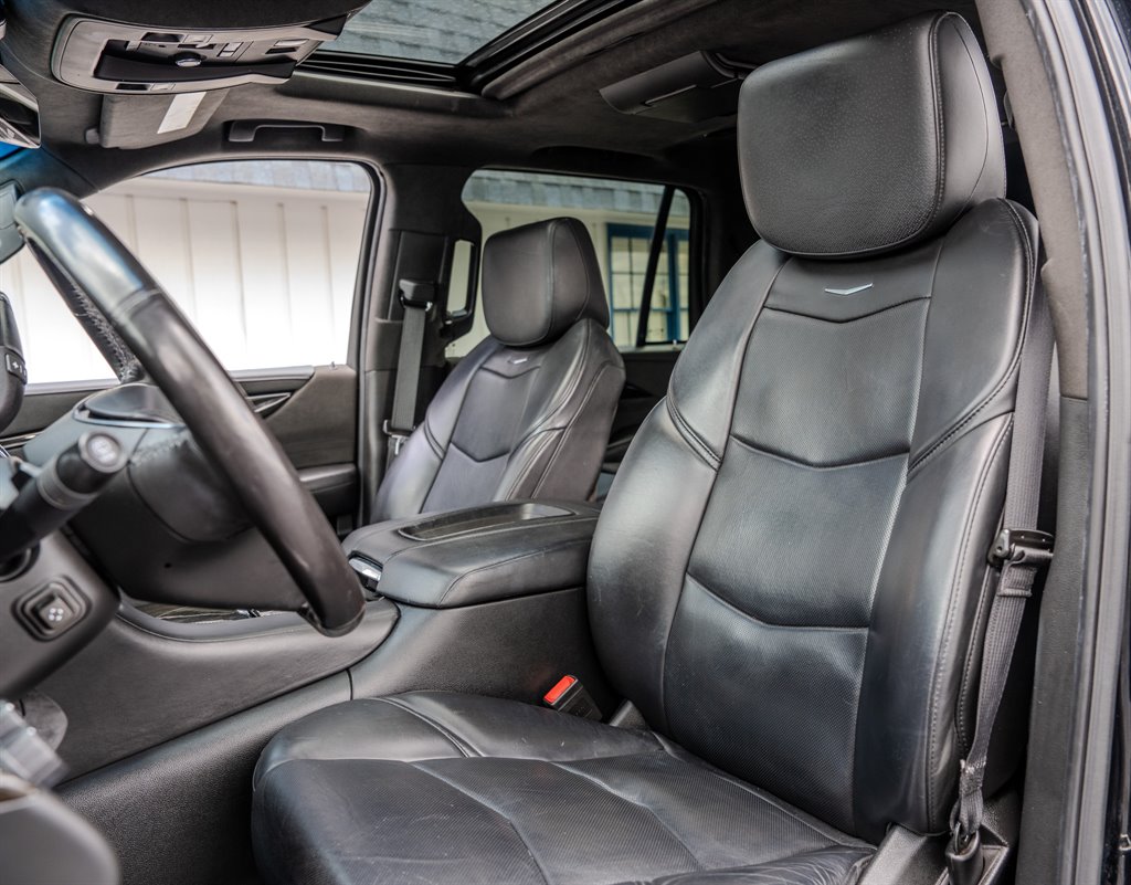 2018 Cadillac Escalade Platinum photo