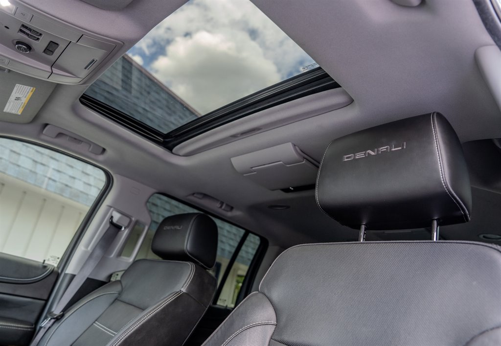 2016 GMC Yukon XL 1500 Denali photo
