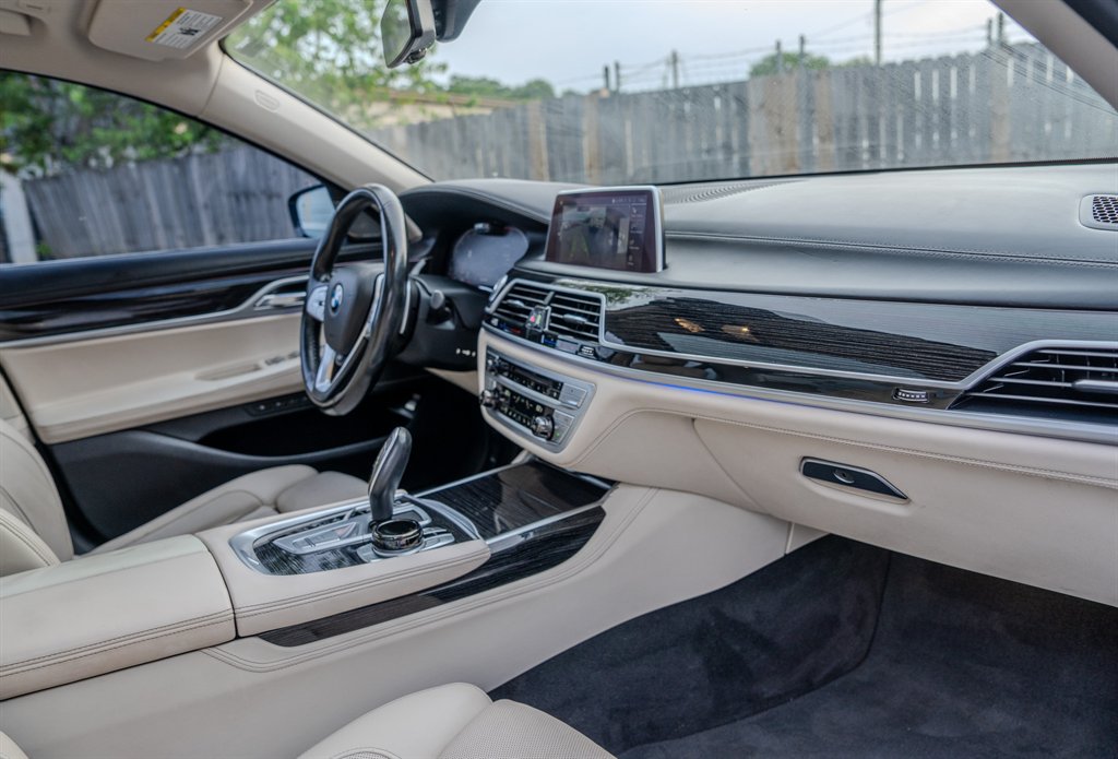 2020 BMW 7-Series 750xi photo