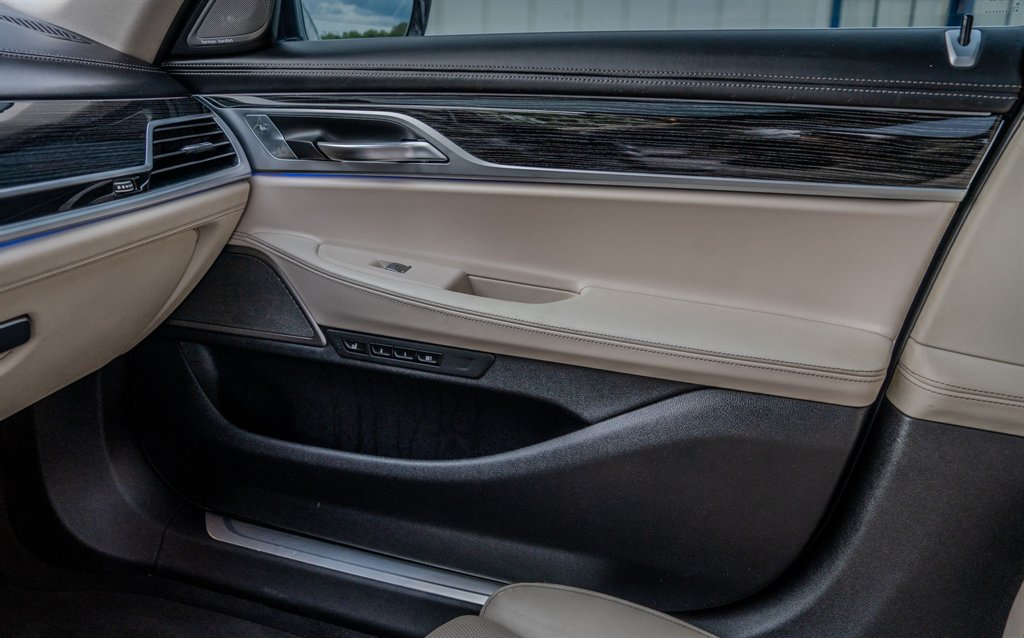 2020 BMW 7-Series 750xi photo