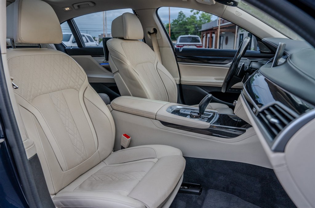 2020 BMW 7-Series 750xi photo