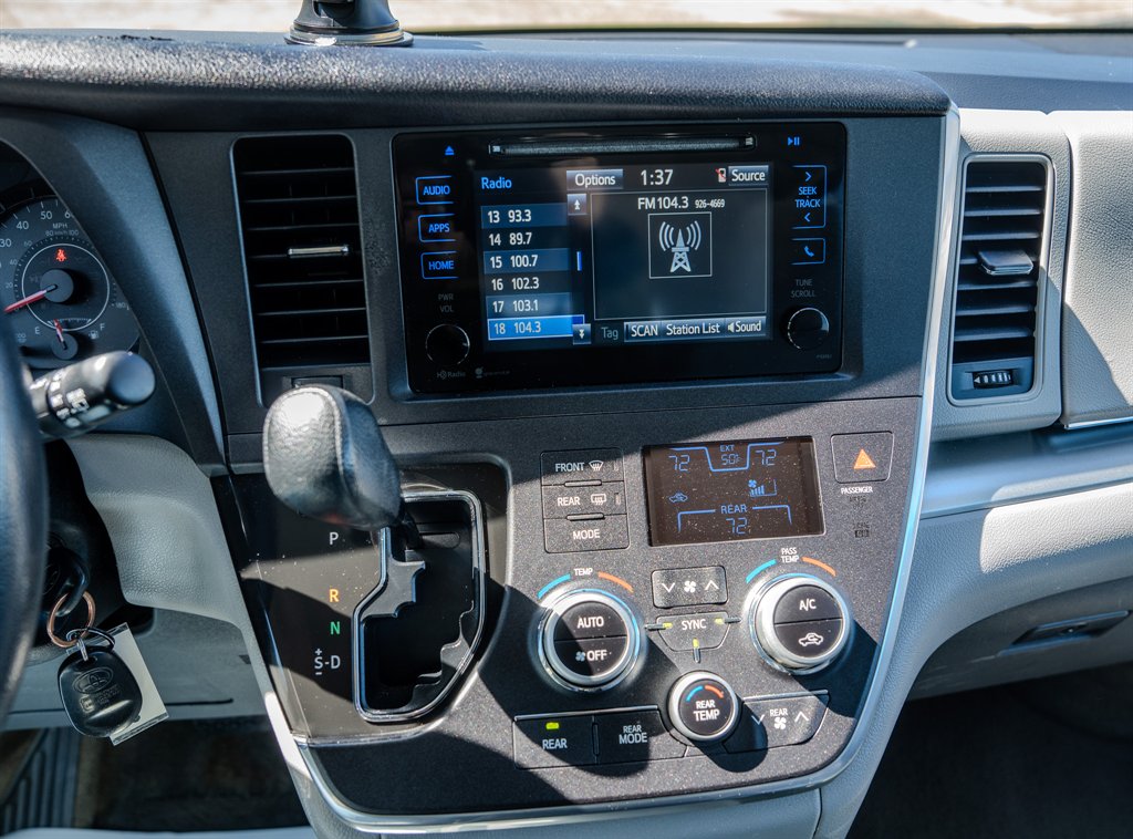 2015 Toyota Sienna - $9,750