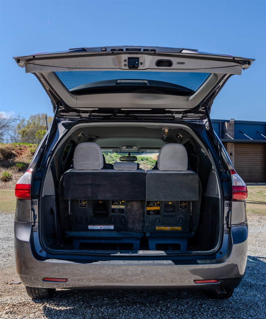 2015 Toyota Sienna - $9,750