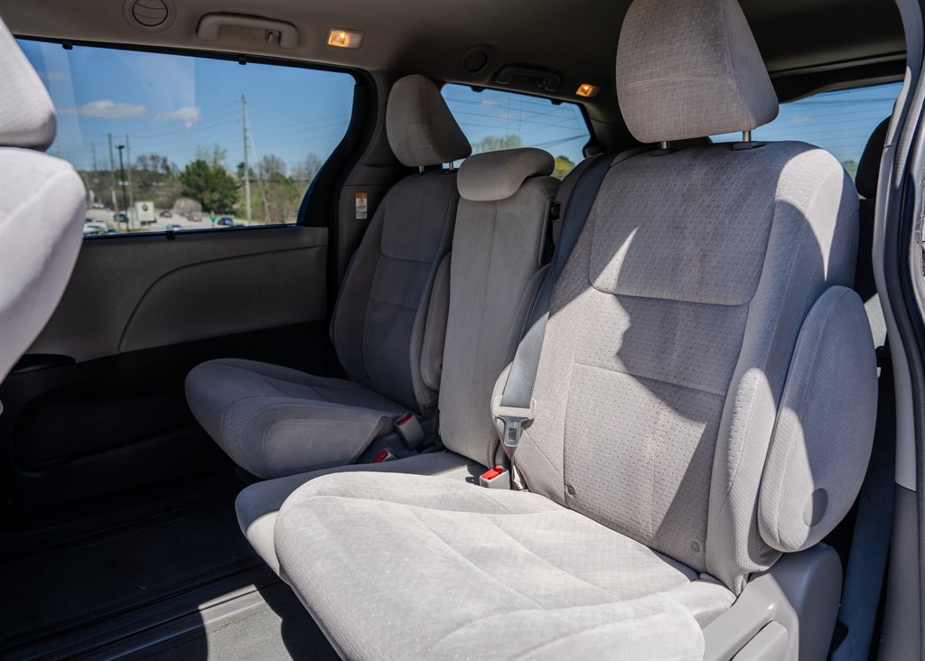 2015 Toyota Sienna - $9,750