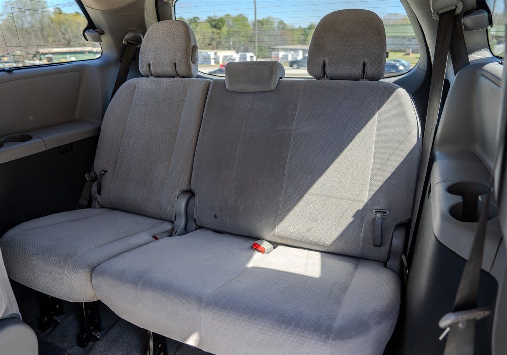 2015 Toyota Sienna - $9,750