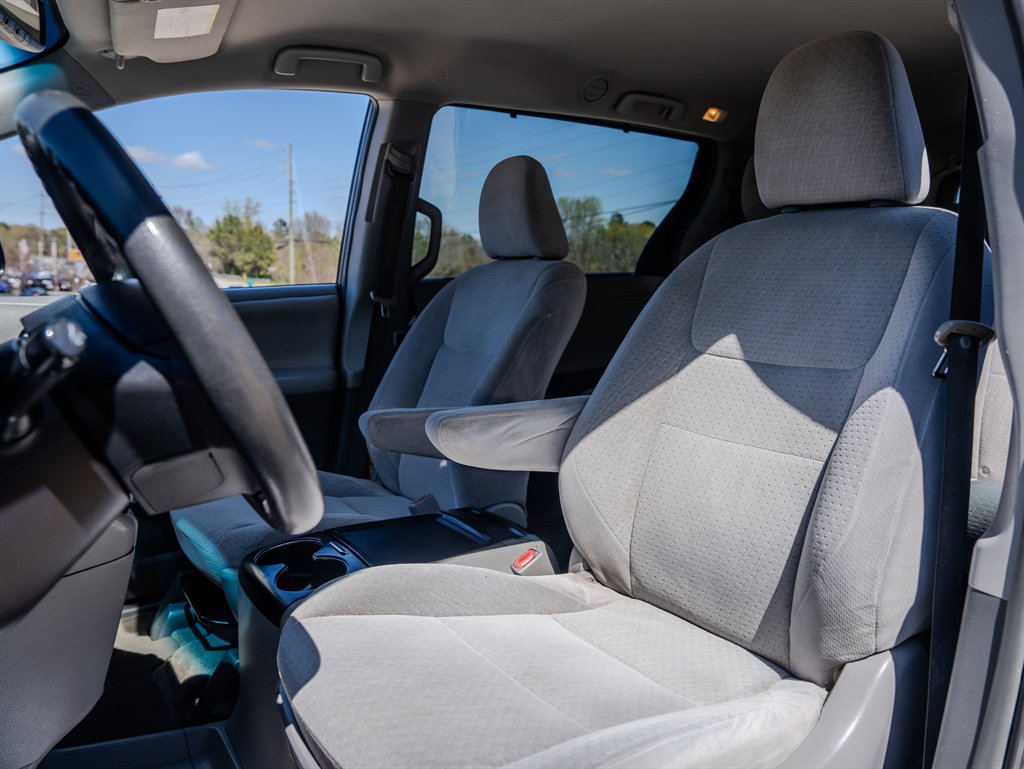 2015 Toyota Sienna - $9,750
