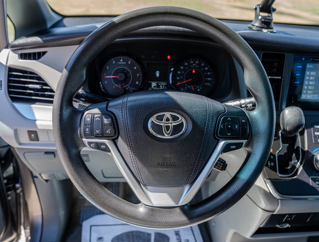 2015 Toyota Sienna - $9,750