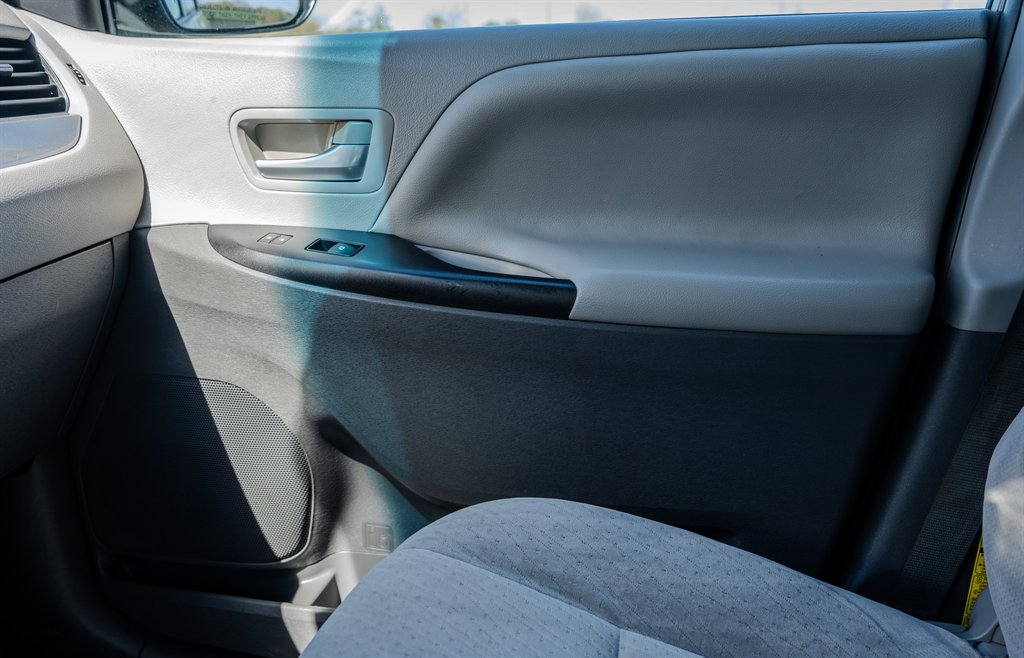 2015 Toyota Sienna - $9,750