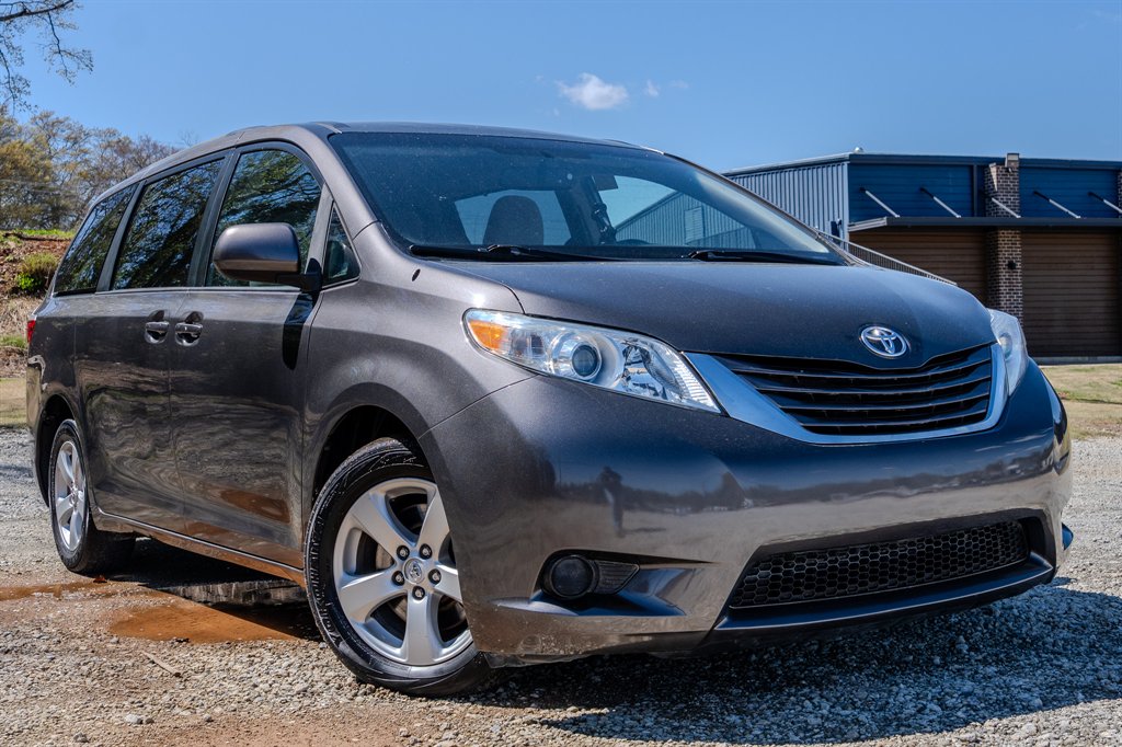 2015 Toyota Sienna - $9,750