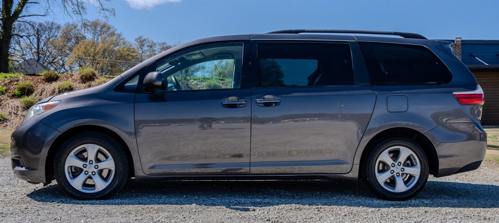 2015 Toyota Sienna - $9,750
