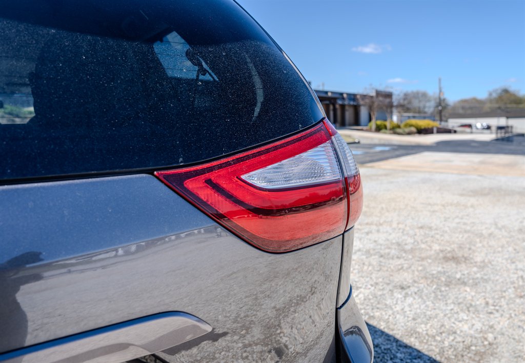 2015 Toyota Sienna - $9,750