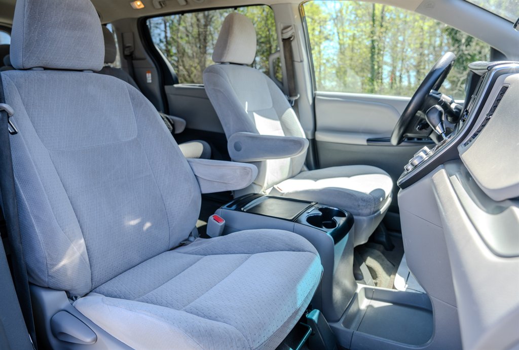 2015 Toyota Sienna - $9,750