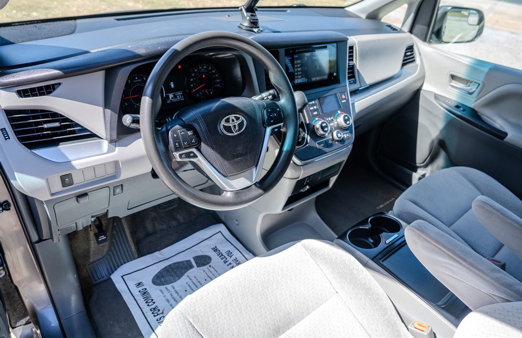 2015 Toyota Sienna - $9,750