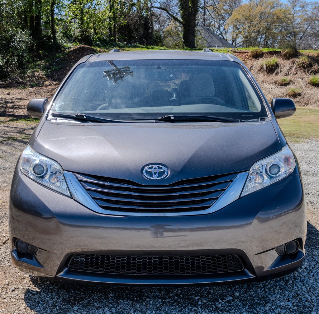 2015 Toyota Sienna - $9,750