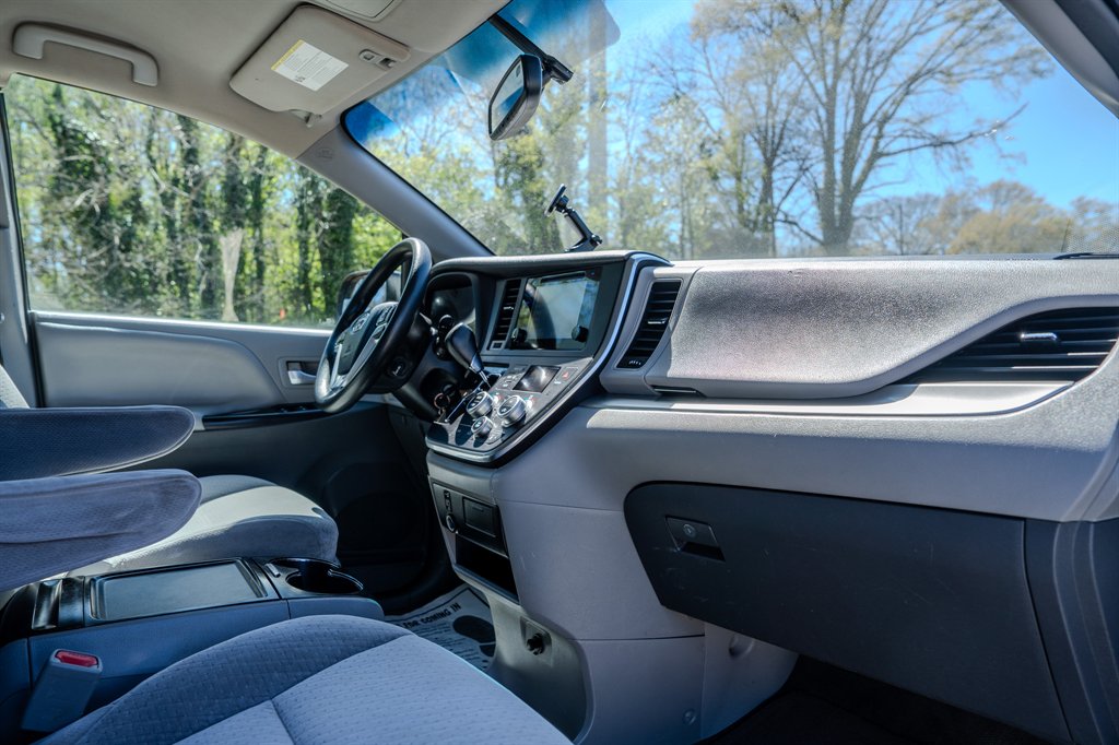 2015 Toyota Sienna - $9,750