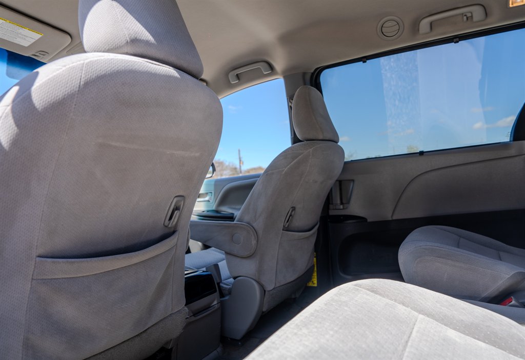 2015 Toyota Sienna - $9,750