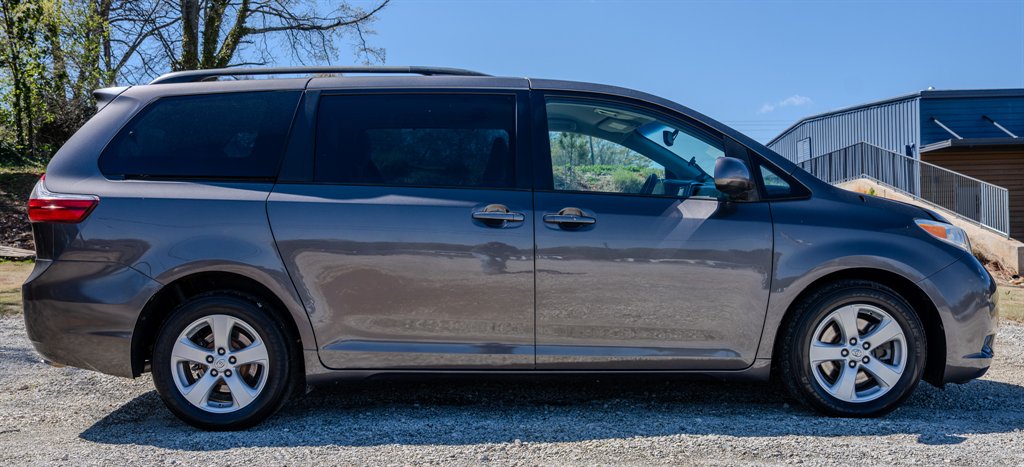 2015 Toyota Sienna - $9,750