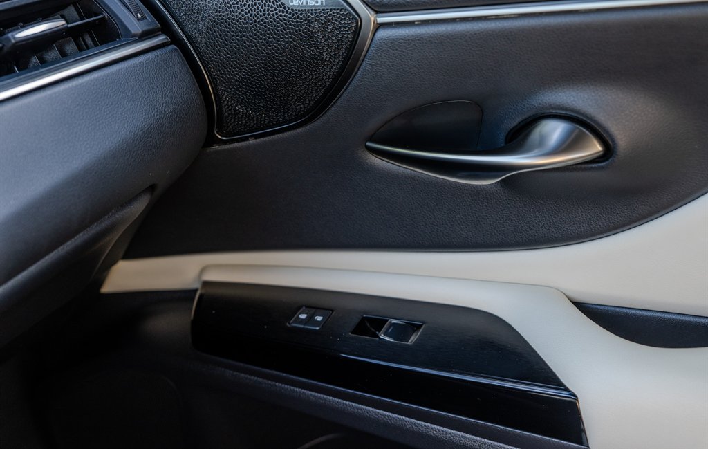 2022 Lexus ES - $37,105
