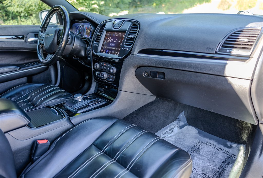 2022 Chrysler 300 - $23,268