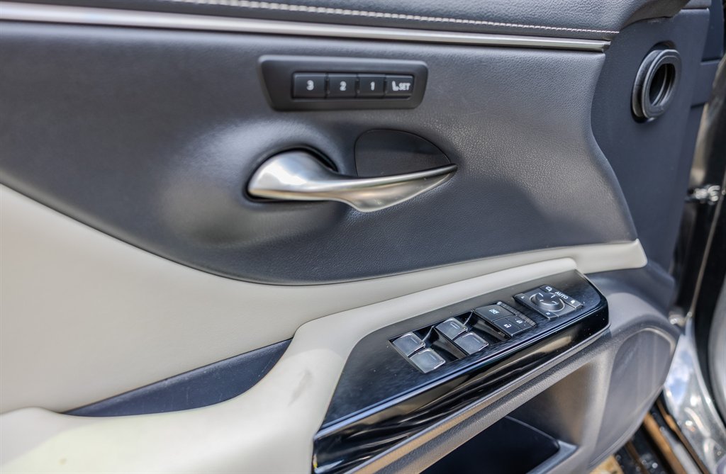 2023 Lexus ES - $31,945
