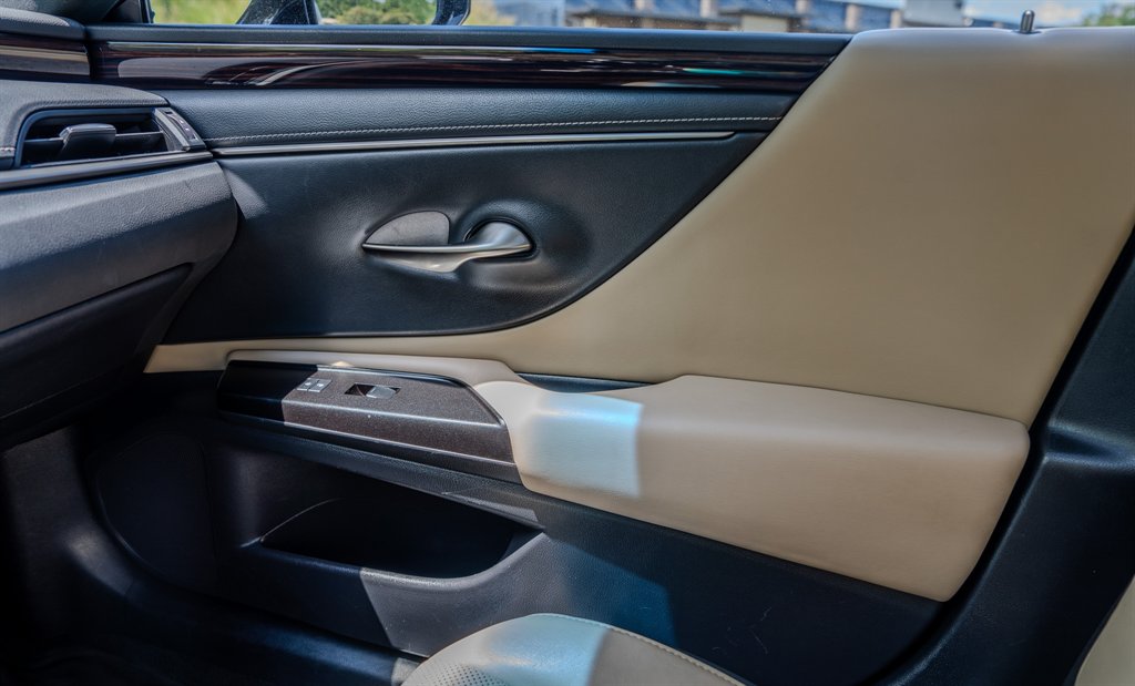 2019 Lexus ES - $22,825