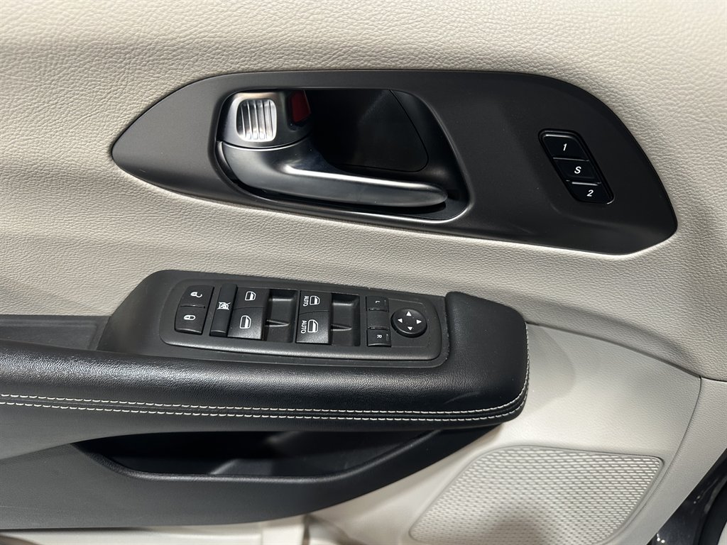 2022 Chrysler Pacifica Touring L photo
