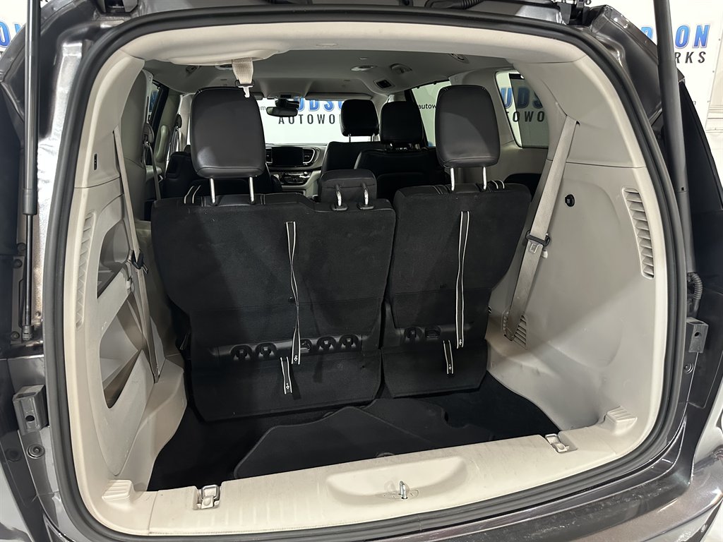 2022 Chrysler Pacifica Touring L photo