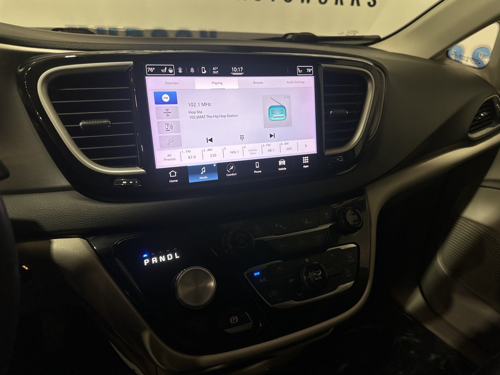 2022 Chrysler Pacifica Touring L photo